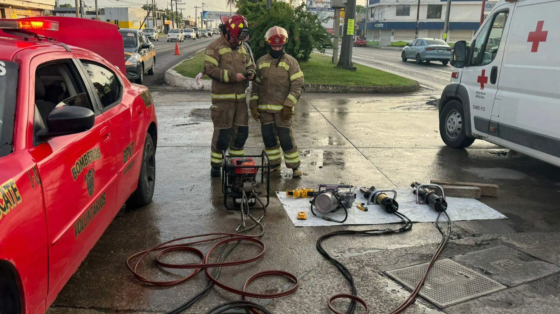 Socorristas de la Cruz Roja zona sur y Bomberos Voluntarios de Altamira 